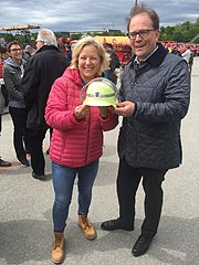 Sandra Binder, Vorstandsvorsitzender der M&uuml;nchenr Bank und B&uuml;rgermeister Manuel Pretzl (gFoto:Martin Schmitz)